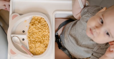 Baby ernähren: Tipps für eine ausgewogene Ernährung im ersten Lebensjahr
