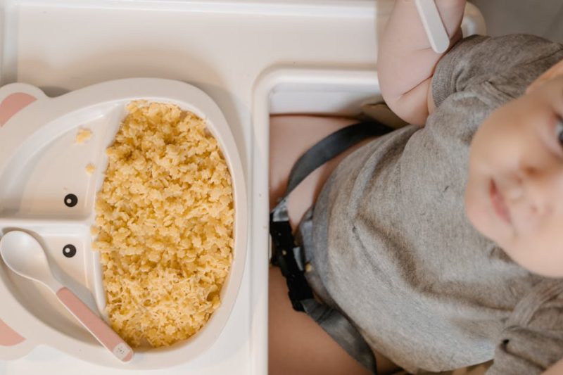 Baby ernähren: Tipps für eine ausgewogene Ernährung im ersten Lebensjahr