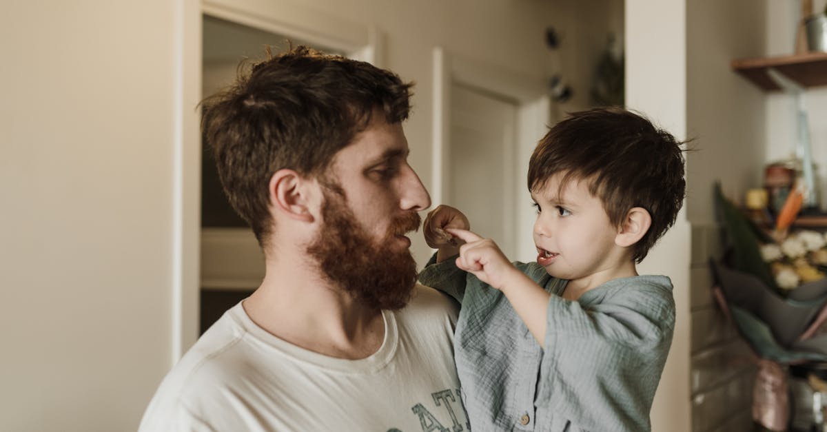 entdecken sie die vielfältigen ausdrucksformen der frühen kindheit. erfahren sie, wie kinder durch spiel, kreativität und interaktion ihre gefühle und gedanken mitteilen. fördern sie die entwicklung ihrer kommunikativen fähigkeiten in dieser entscheidenden lebensphase.